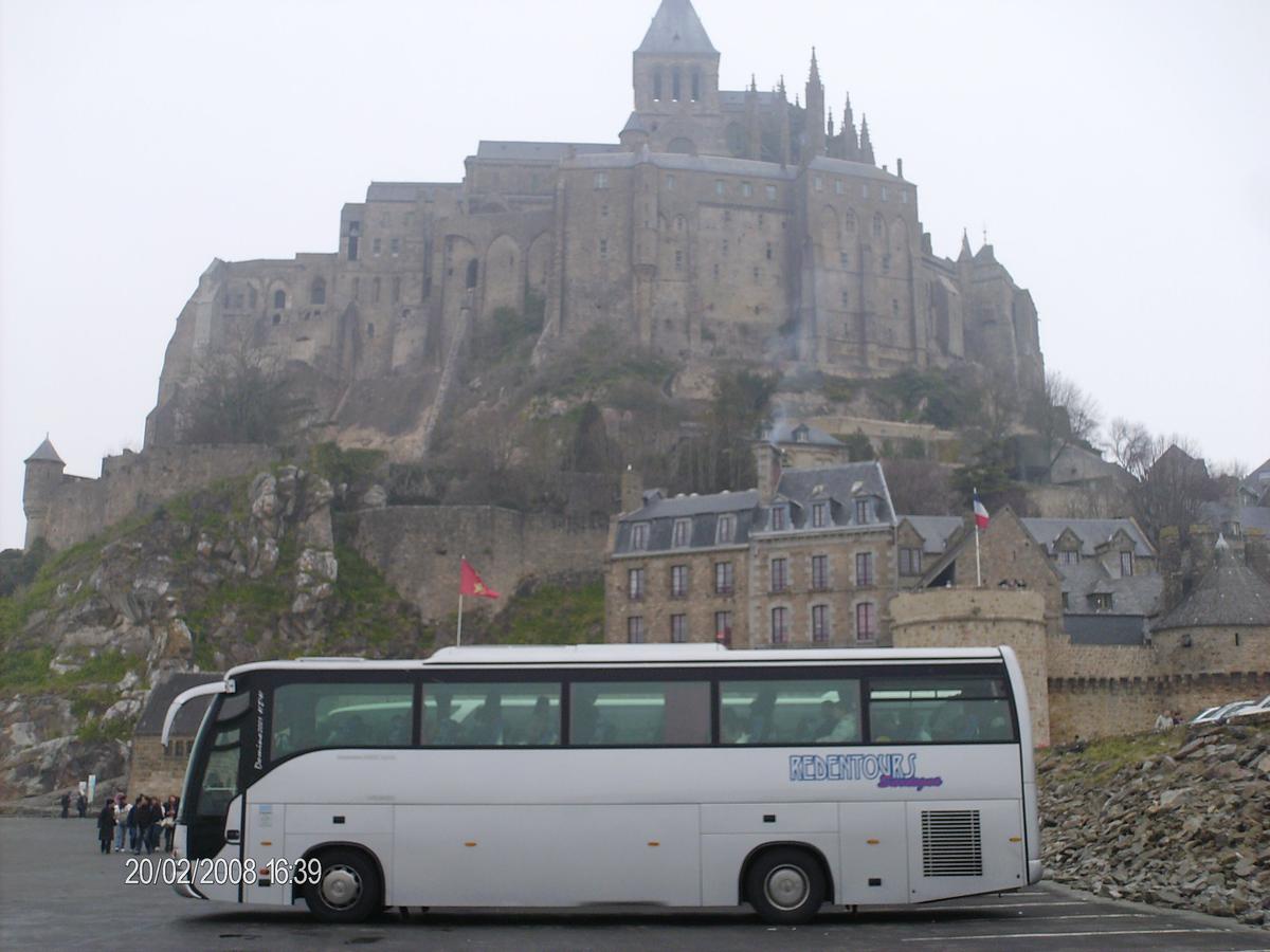 Bus Redentours davanti al Mont Saint-Michel in Francia, 2008