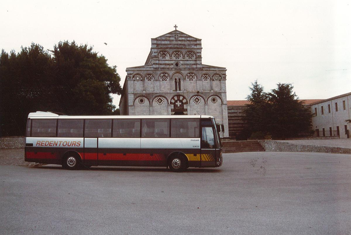Autobus Domino Redentours anni '90 davanti alla Basilica di Saccargia, Sardegna