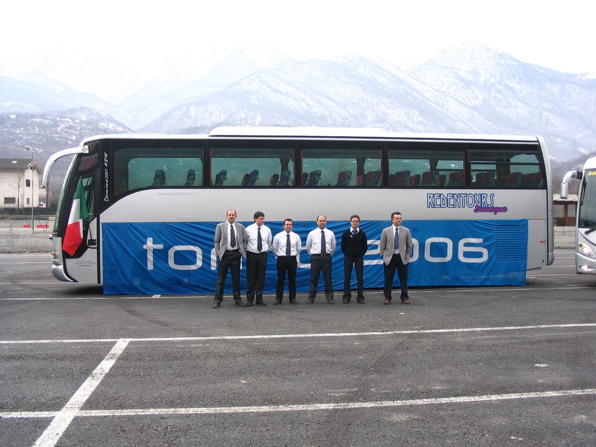 Team Redentours con il bus davanti alla fascia Torino 2006 durante le Olimpiadi Invernali